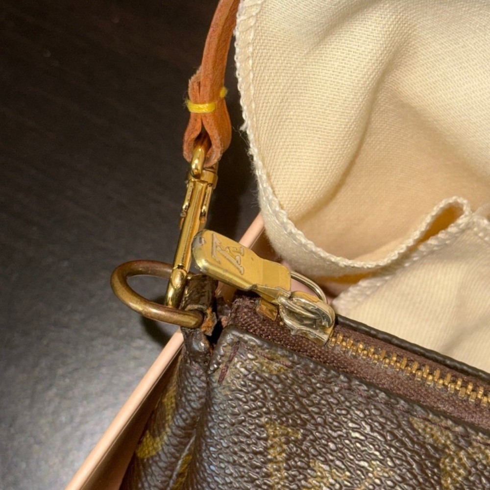Louis Vuitton Pochette Vintage Brown Monogram leather Shoulder bag 

Offers - Picture 13 of 14